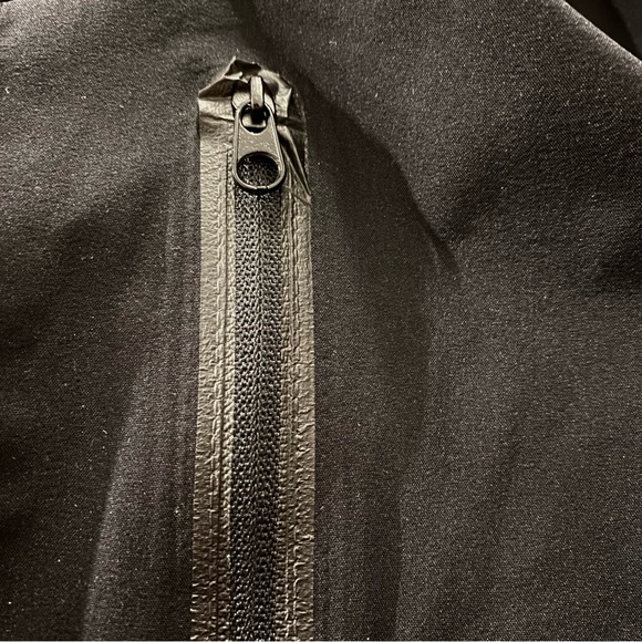 Lululemon Lightweight Water Resistant Jacket - Picture 7 of 16